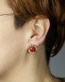 Złote kolczyki z koralem i diamentem