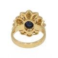 Bogato zdobiony złoty pierścionek z kamieniami szlachetnymi