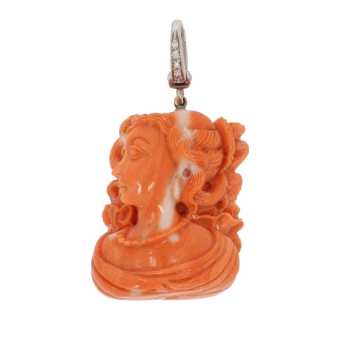 58851 Zawieszka z białego złota z koralem i diamentami