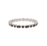 Pierścionek z białego złota z czarnymi diamentami