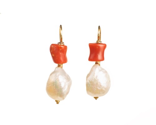 Złote kolczyki z perłami i koralem