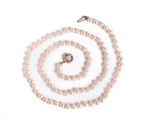 Naszyjnik z pereł ze srebrnym zapięciem