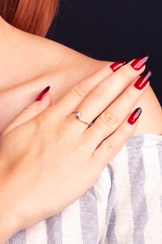 Pierścionek zaręczynowy z białego złota z diamentem