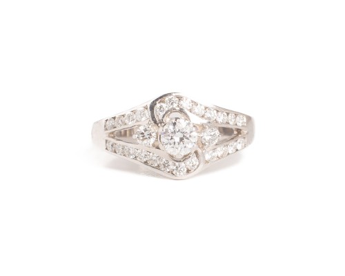 Pierścionek z diamentami w białym złocie