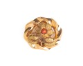 Złota broszka z koralem