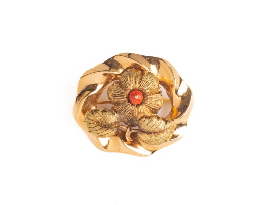 Złota broszka z koralem