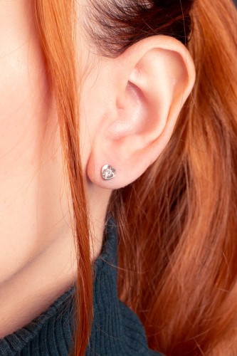 Złote kolczyki serca z diamentami