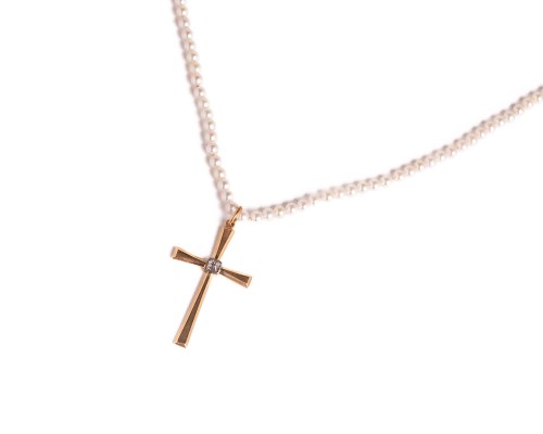 Naszyjnik z krzyżem z perłami i diamentami
