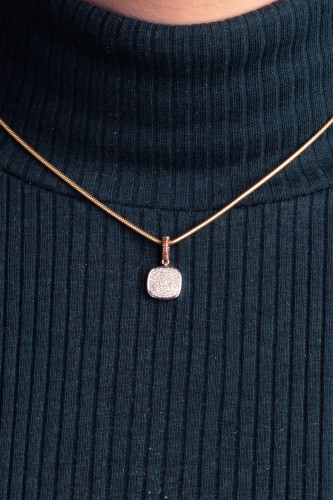 Złota zawieszka z diamentami