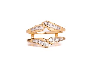 Złoty pierścionek z bagietami diamentowymi