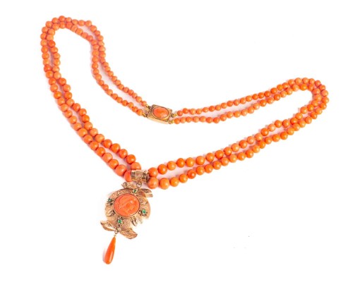 Dwurzędowy naszyjnik z korali ze złotem i szmaragdami