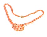 Naszyjnik z różowego korala z rzeźbionym przodem 49 cm