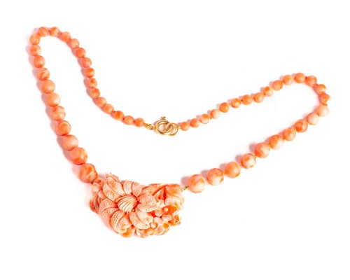 Naszyjnik z różowego korala z rzeźbionym przodem