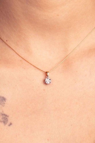 Złota zawieszka z diamentami