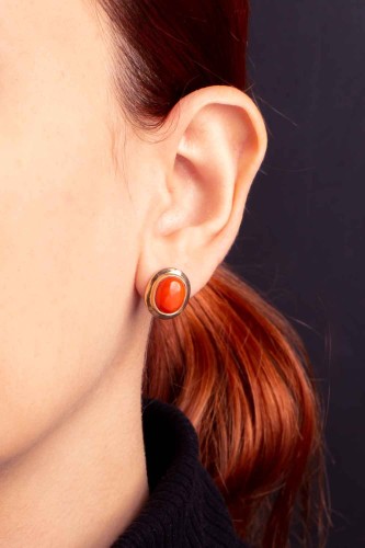 Złote kolczyki sztyfty z koralem owalnym