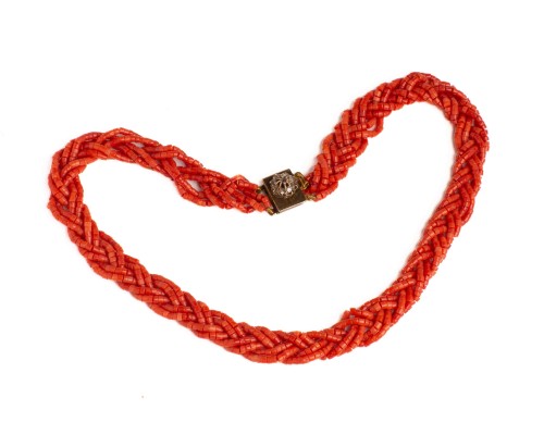 Naszyjnik z koralem 6-cio rzędowym z zapięciem z rozetami diamentowymi