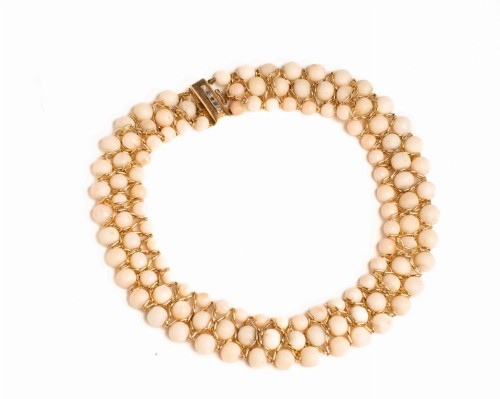 Naszyjnik z białych korali z diamentami i szafirami na zapięciu