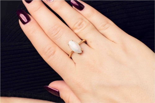 Złoty pierścionek z opalem