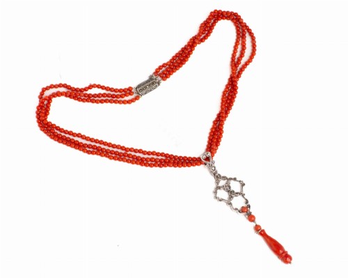 Naszyjnik z koralami z rozetami diamentowymi i zapięciem z markazytami