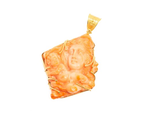 Zawieszka z rzeźbionym koralem