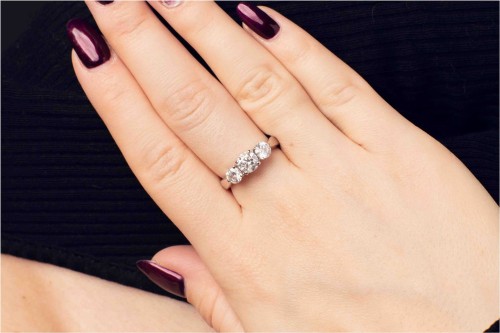 Pierścionek w białym złocie z 3 diamentami