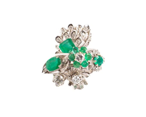 Pierścionek w białym złocie z diamentami i szmaragdami