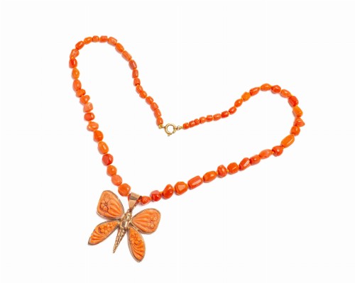 Naszyjnik z korali z zawieszką rzeźbionym motylem