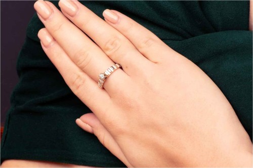 Złoty pierścionek z brylantem