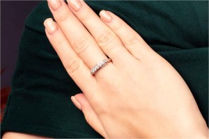 Złoty pierścionek z 5 diamentami oprawionymi w łapki