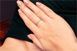 Pierścionek obrączka z diamentami w białym złocie