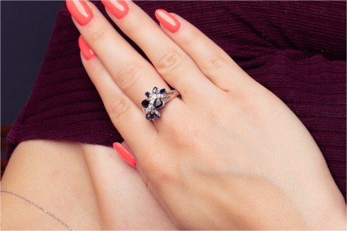 Pierścionek z szafirami i diamentami