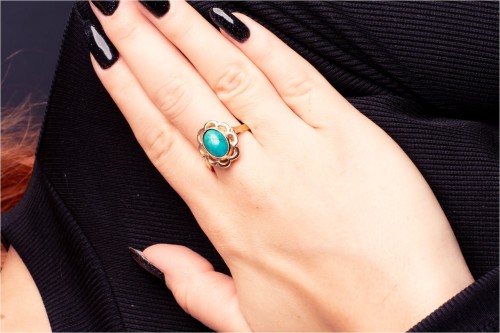 Złoty pierścionek z turkusem