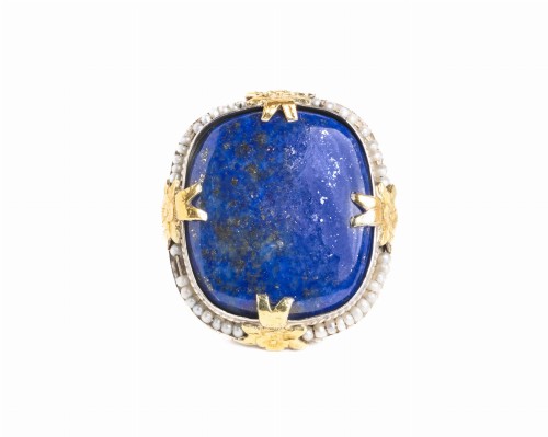 Złoty pierścionek z lapis lazuli i perełkami