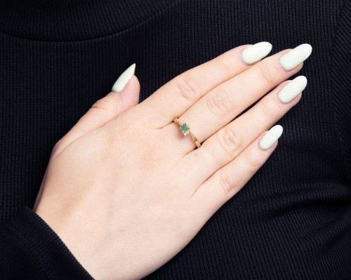 Złoty pierścionek ze szmaragdem i cyrkoniami