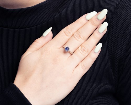 Złoty pierścionek z szafirem kaboszonem i 12 diamentami