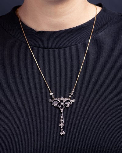 Naszyjnik z diamentowymi rozetami