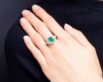 Pierścionek ze szmaragdem ok. 2,5ct otoczonym 18 diamentami