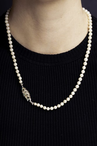 Naszyjnik z pereł i złotym zapięciem