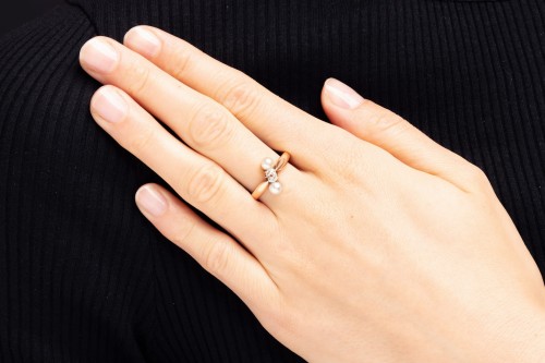 Pierścionek z perłami słodkowodnymi i diamentem