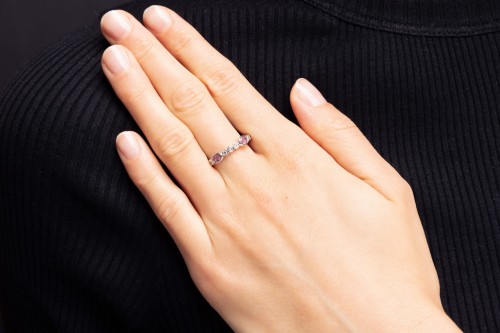 Pierścionek w białym złocie z różowymi szafirami i diamentami