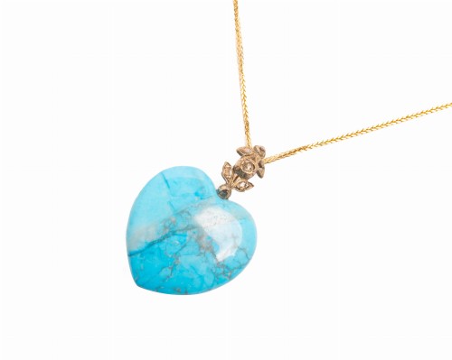 naszyjnik z turkusem (zbliżenie na zawieszkę)