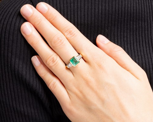 złoty pierścionek ze szmaragdem i diamentami