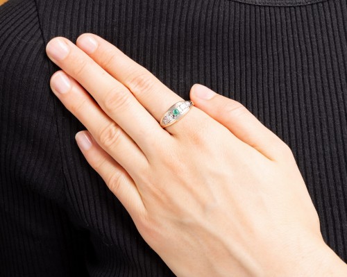 złoty pierścionek ze szmaragdem i brylantami