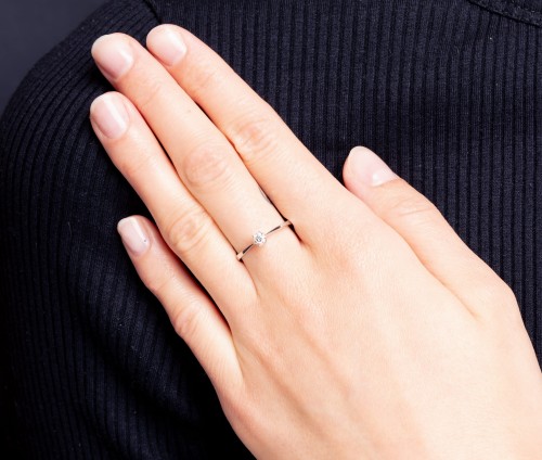 pierścionek z diamentem w białym złocie