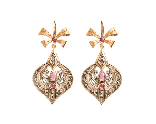 Wiszące kolczyki z rubinami w złocie (front)