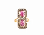 Pierścionek z 2 rubinami i diamentowymi rozetami