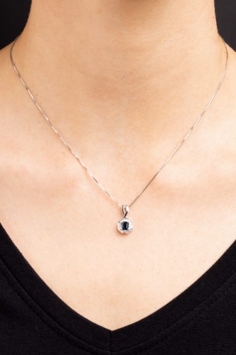 Zawieszka z szafirem i diamentami w białym złocie