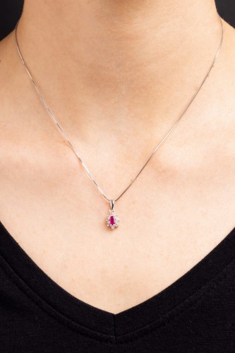 Zawieszka z rubinem i diamentami w białym złocie