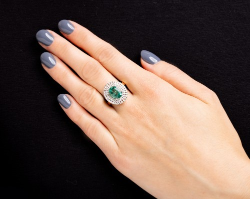 Pierścionek z karmazycją i szmaragdem o masie ok. 2,74 ct