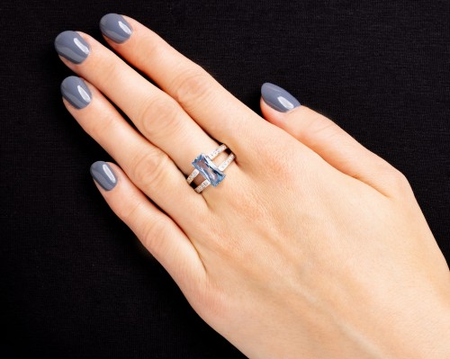 Pierścionek z topazem i cyrkoniami w złocie